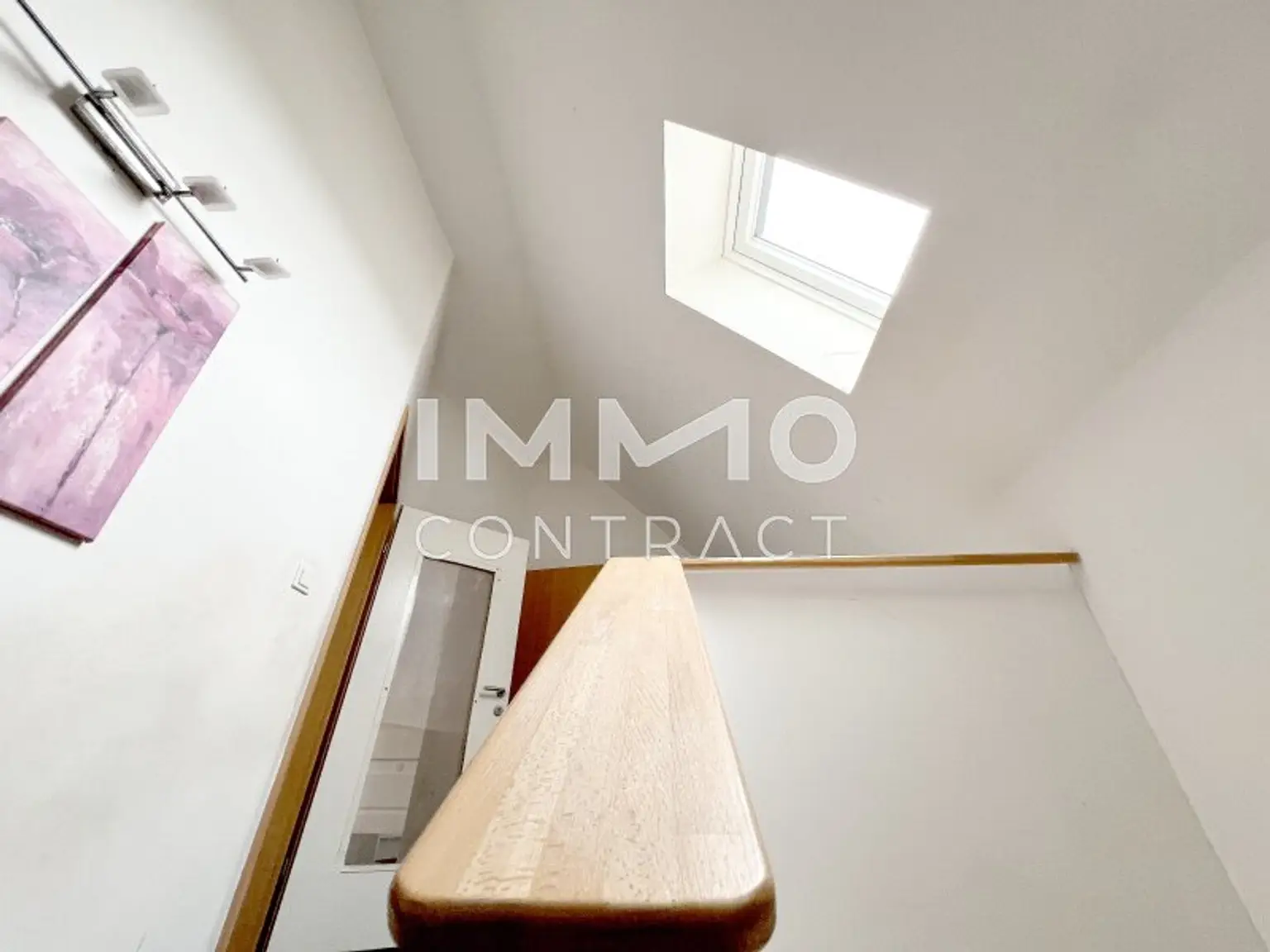 Aufgang zum OG mit Schlafzimmer u. Wannenbad