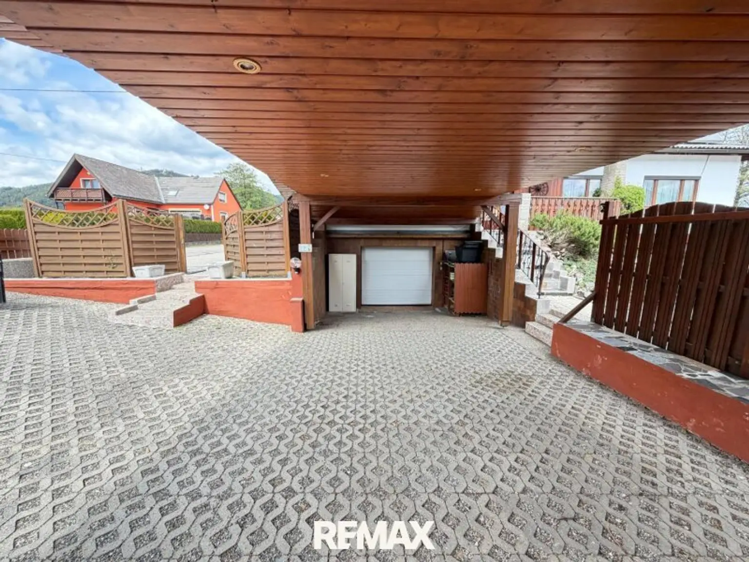 Carport und Garage