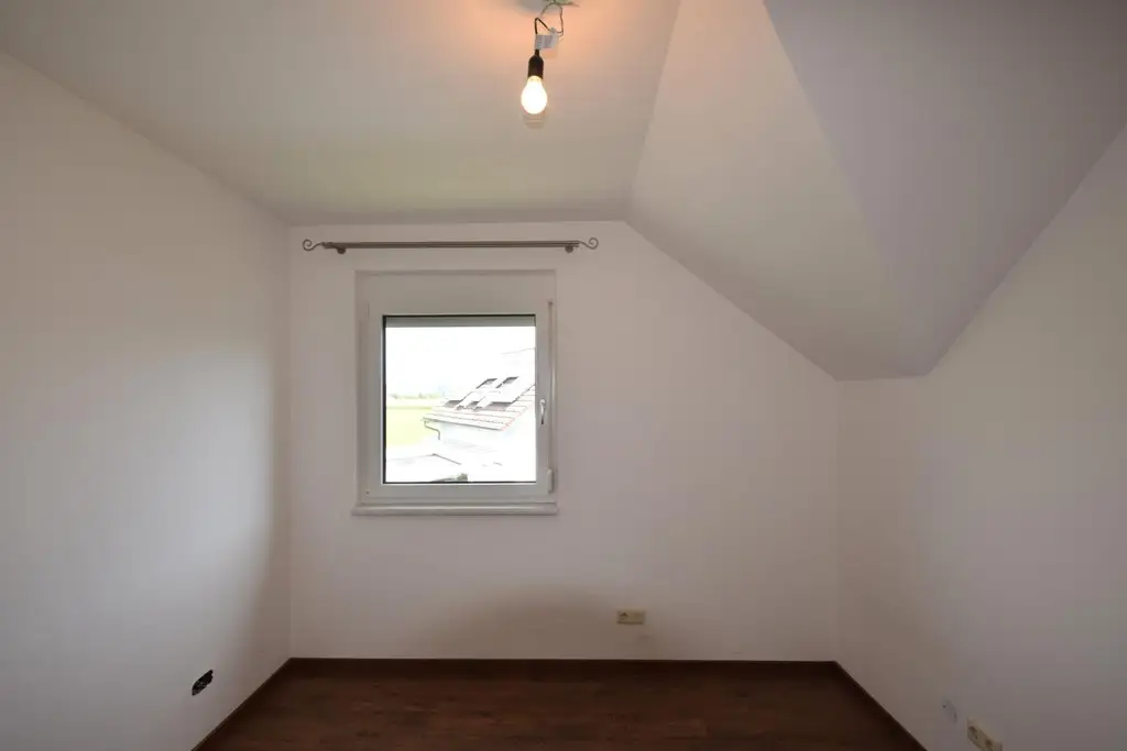 Platzwunder: Wohnung mit Eigengarten, 2 Parkplätzen, Keller & Dachboden