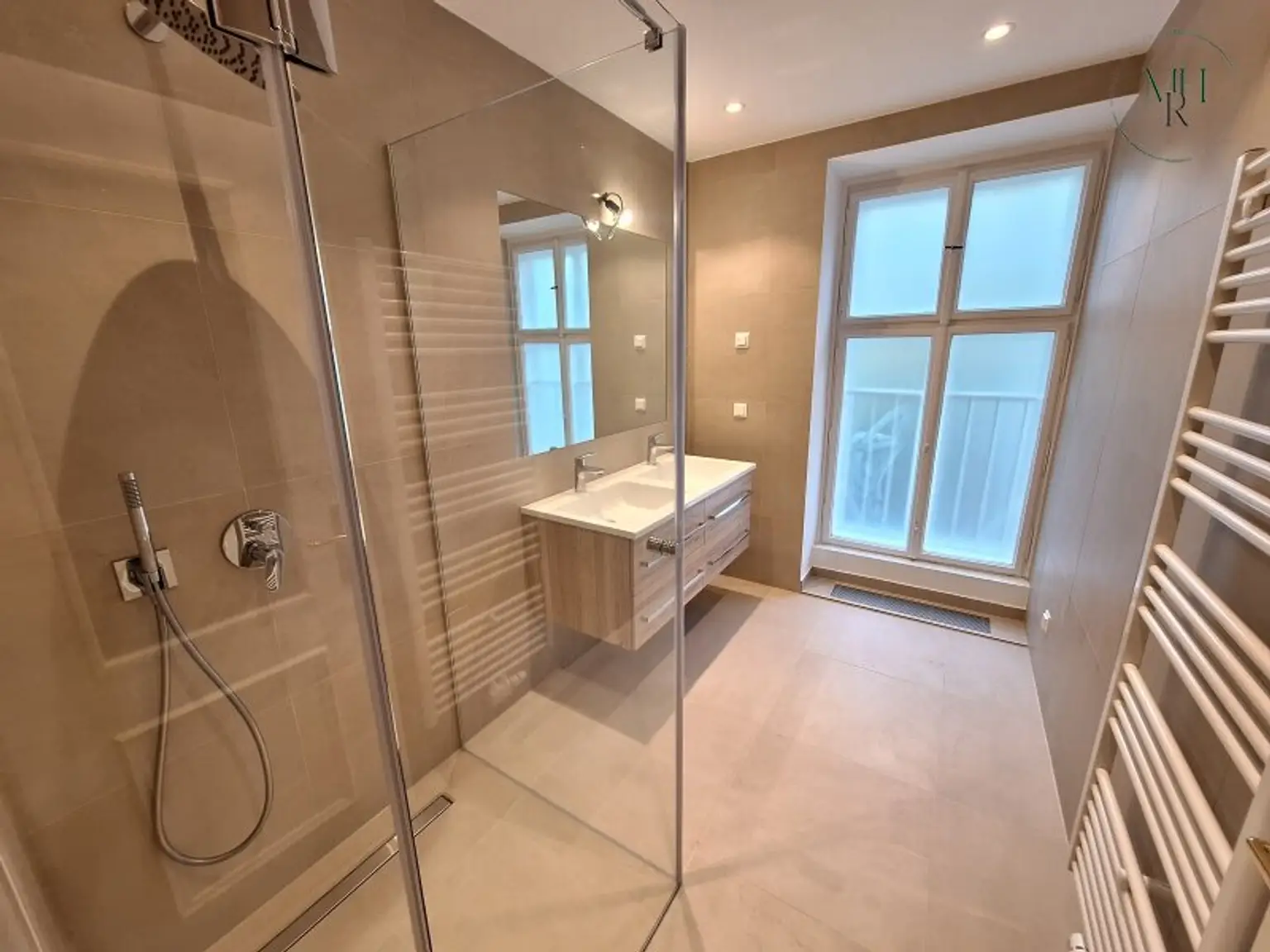 Exklusiv Wohnen in Toplage Währings - hochwertig sanierte Penthousemaisonette mit Grünblick und Garten