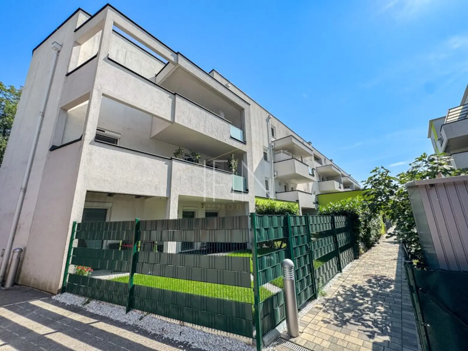 Moderne, sonnige 3-Zimmer-Wohnung mit 50m² Dachterrasse