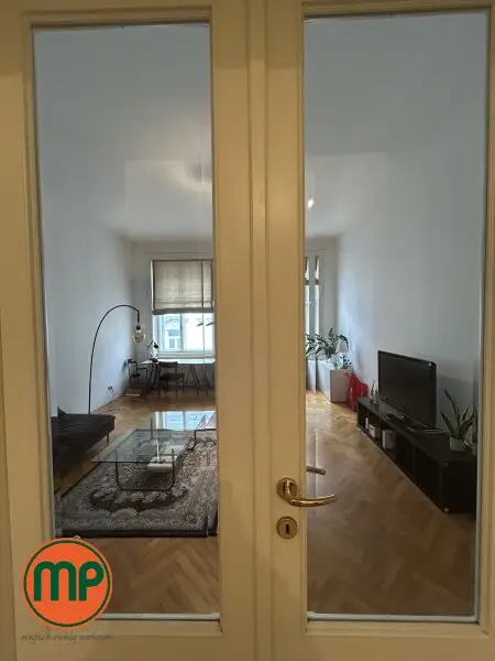 Beste Lage trifft Altbaucharme - 2 Zimmerwohnung am Schwarzenbergplatz