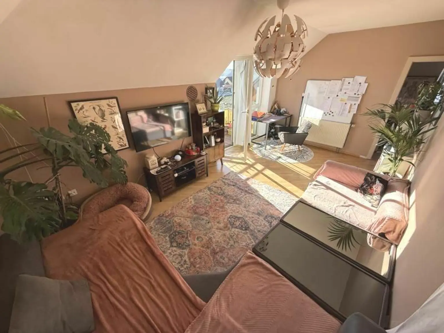 geräumiges Wohnzimmer