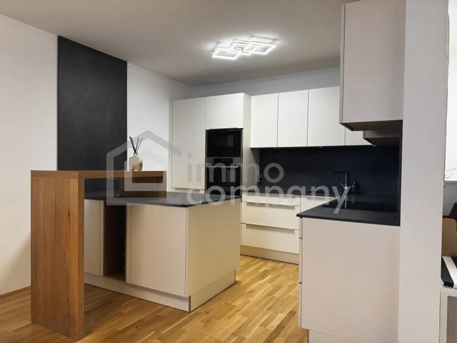 Neubau-3-Zimmer mit 14 m²-Balkon, Tiefgarage & Blick auf den Wienerberg