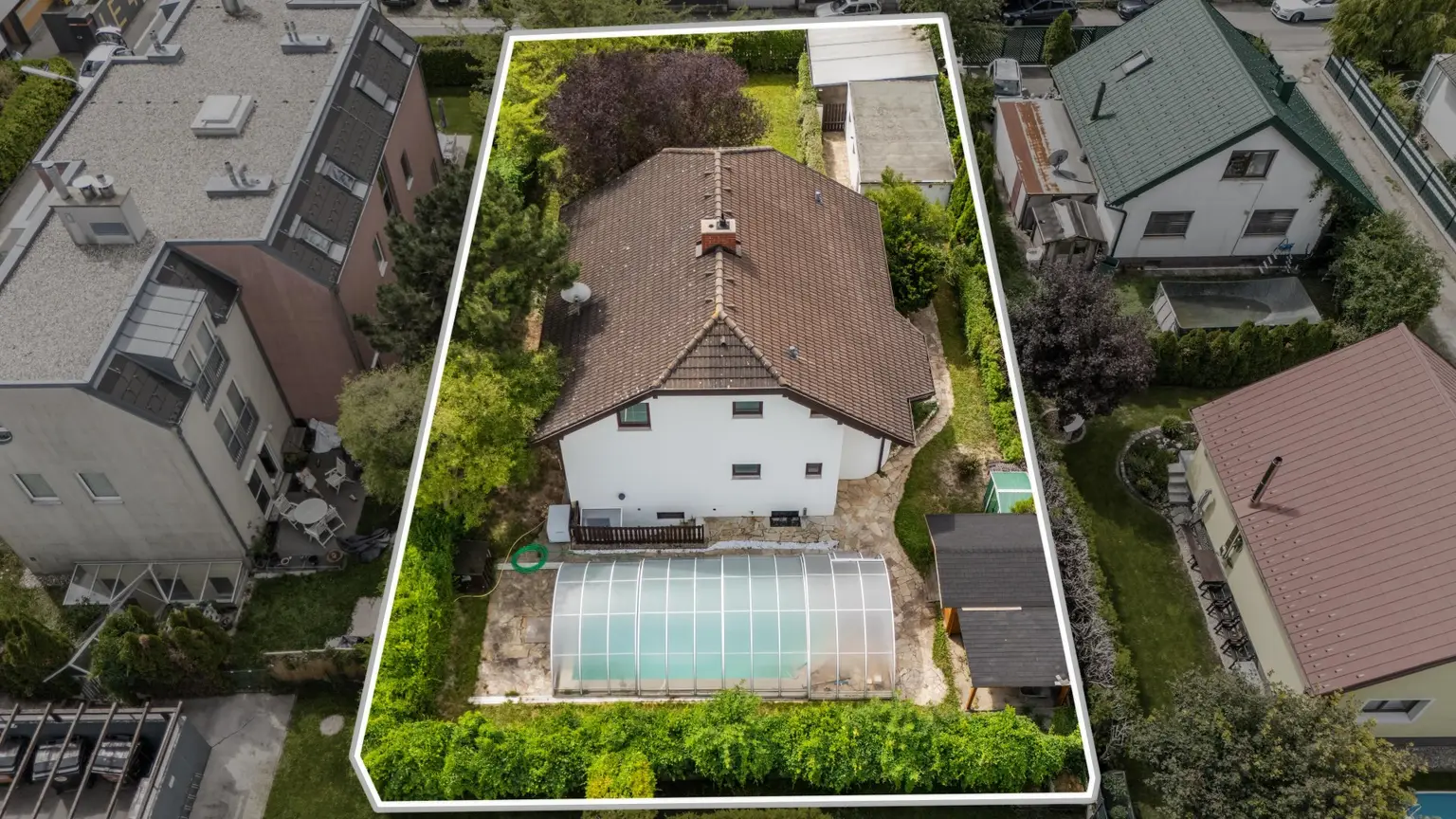 "Charmantes Einfamilienhaus mit Pool, großem Garten und modernem Wohnkomfort"