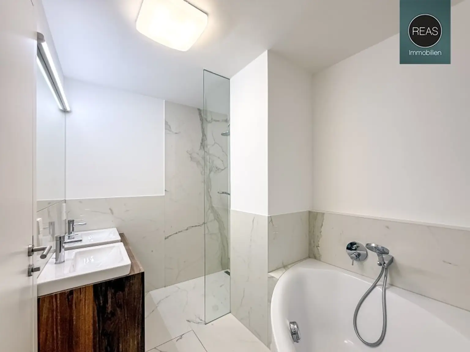 Provisionsfrei: Klimatisierte Dachgeschoss Maisonette mit 2 Terrassen und Kamin nahe Uno City!