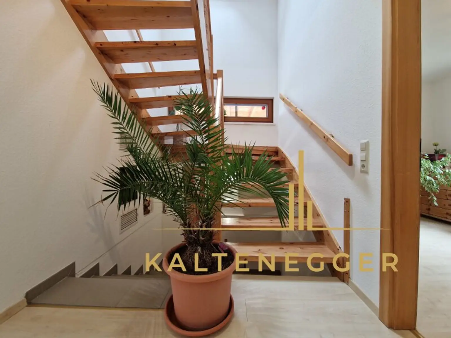 EG: Stiegenaufgang und Abgang