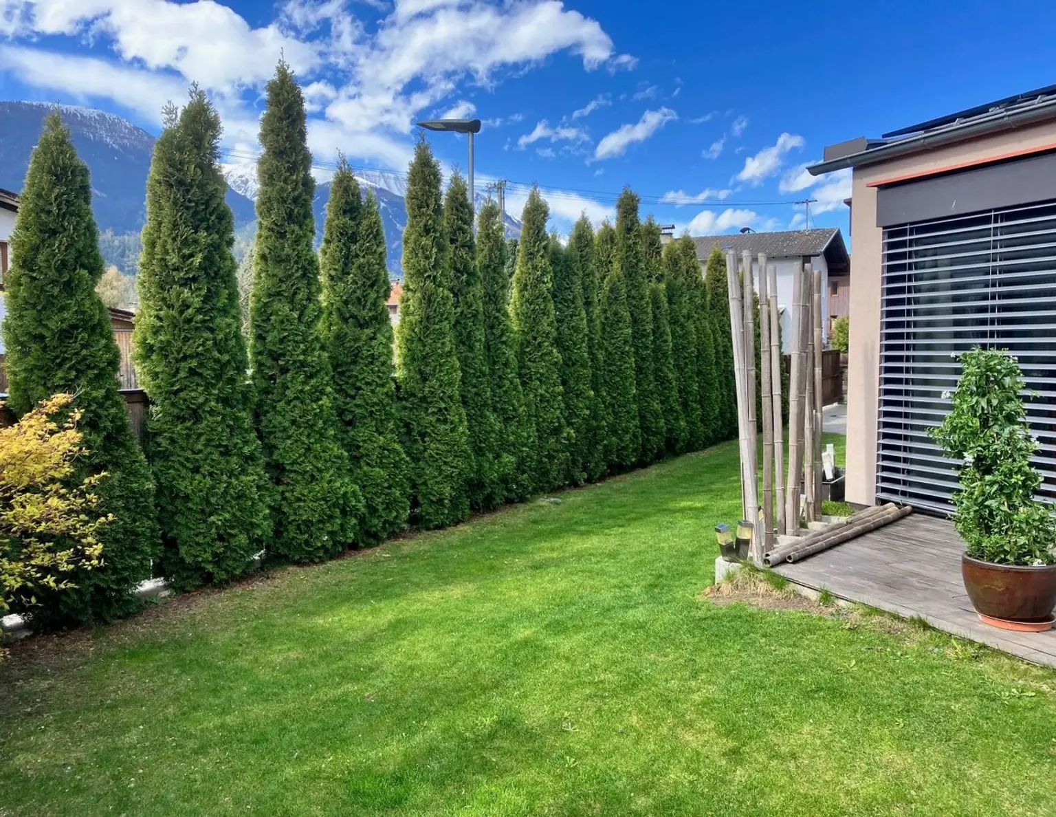 Wohnen auf höchstem Niveau westlich von Innsbruck - sanierter Bungalow mit Pool, Infrarot, Garten und Privatsphäre