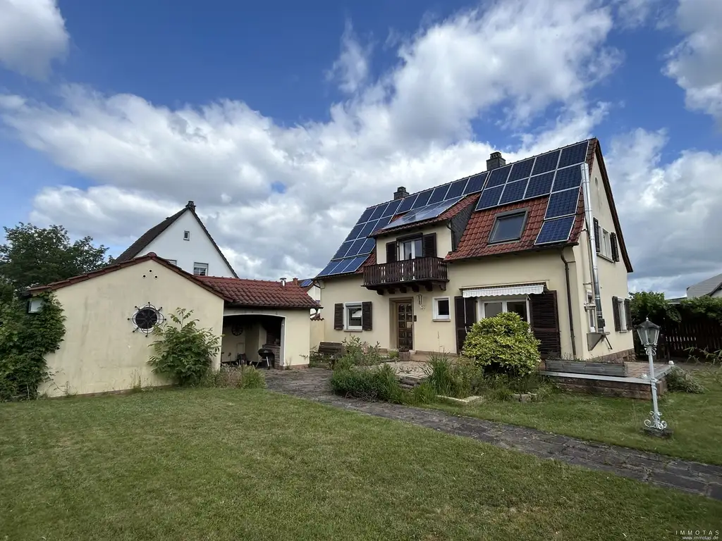 Gepflegtes Einfamilienhaus mit sehr schönem Garten & Garage - sofort verfügbar