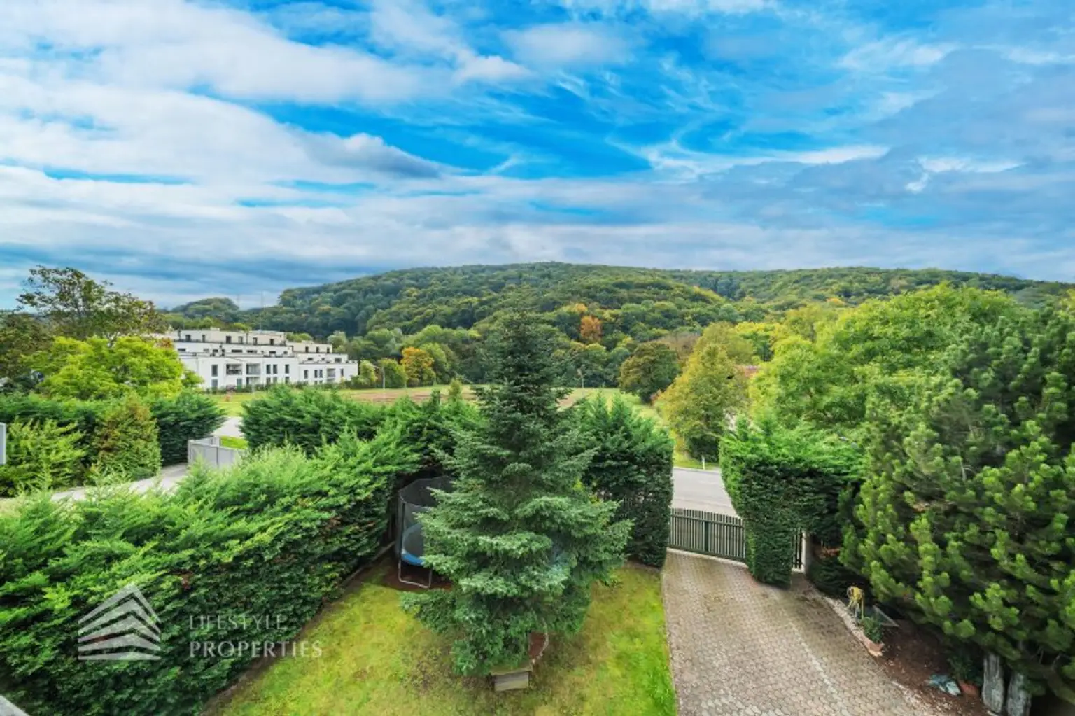 Luxuriöse Villa im Wienerwald – Beheizter Salzwasserpool, Gartenparadies & Premium-Parkmöglichkeiten