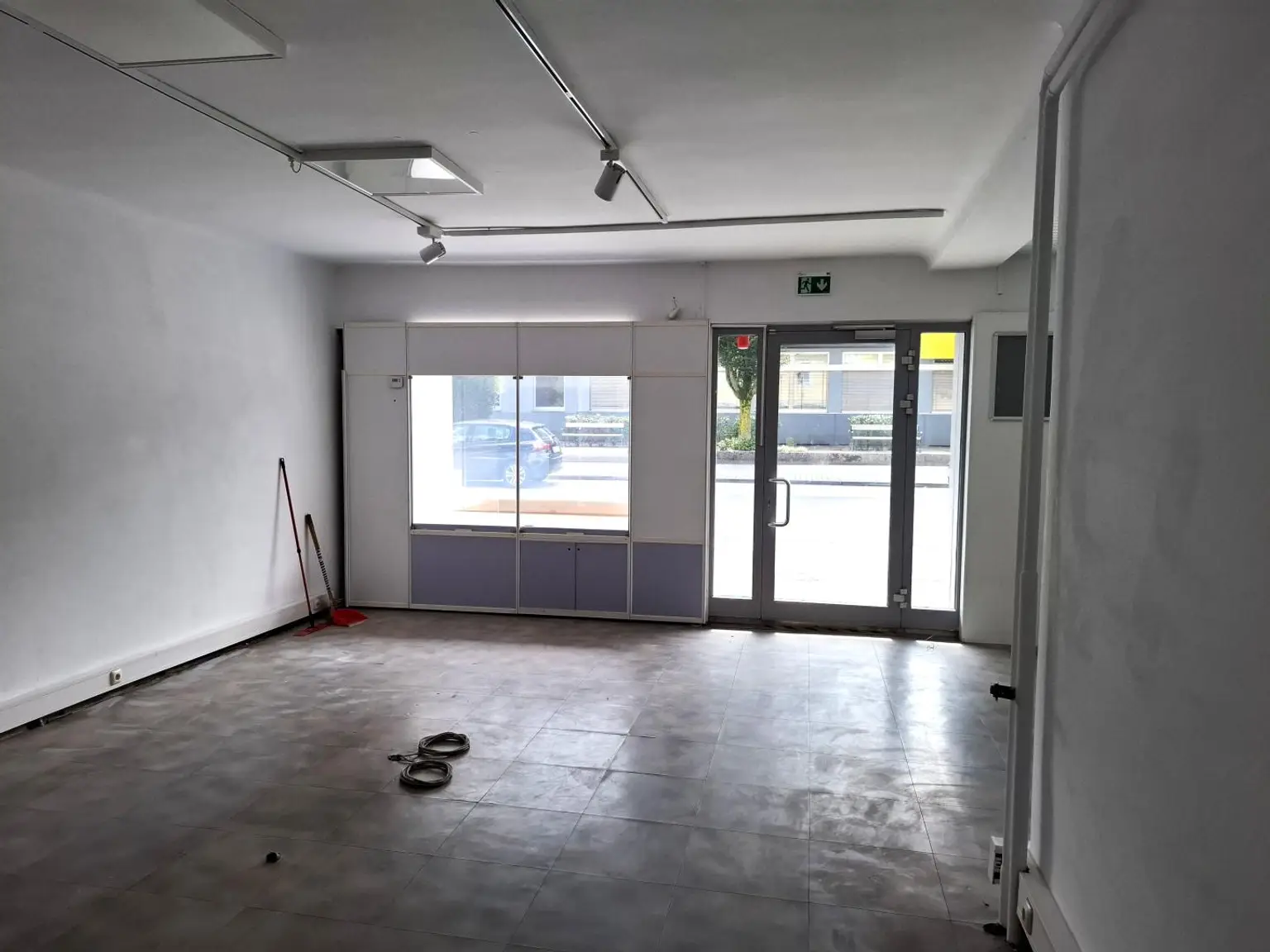 Perfekte Sichtbarkeit - günstiges Geschäftslokal / Büro mit großen Auslagen!