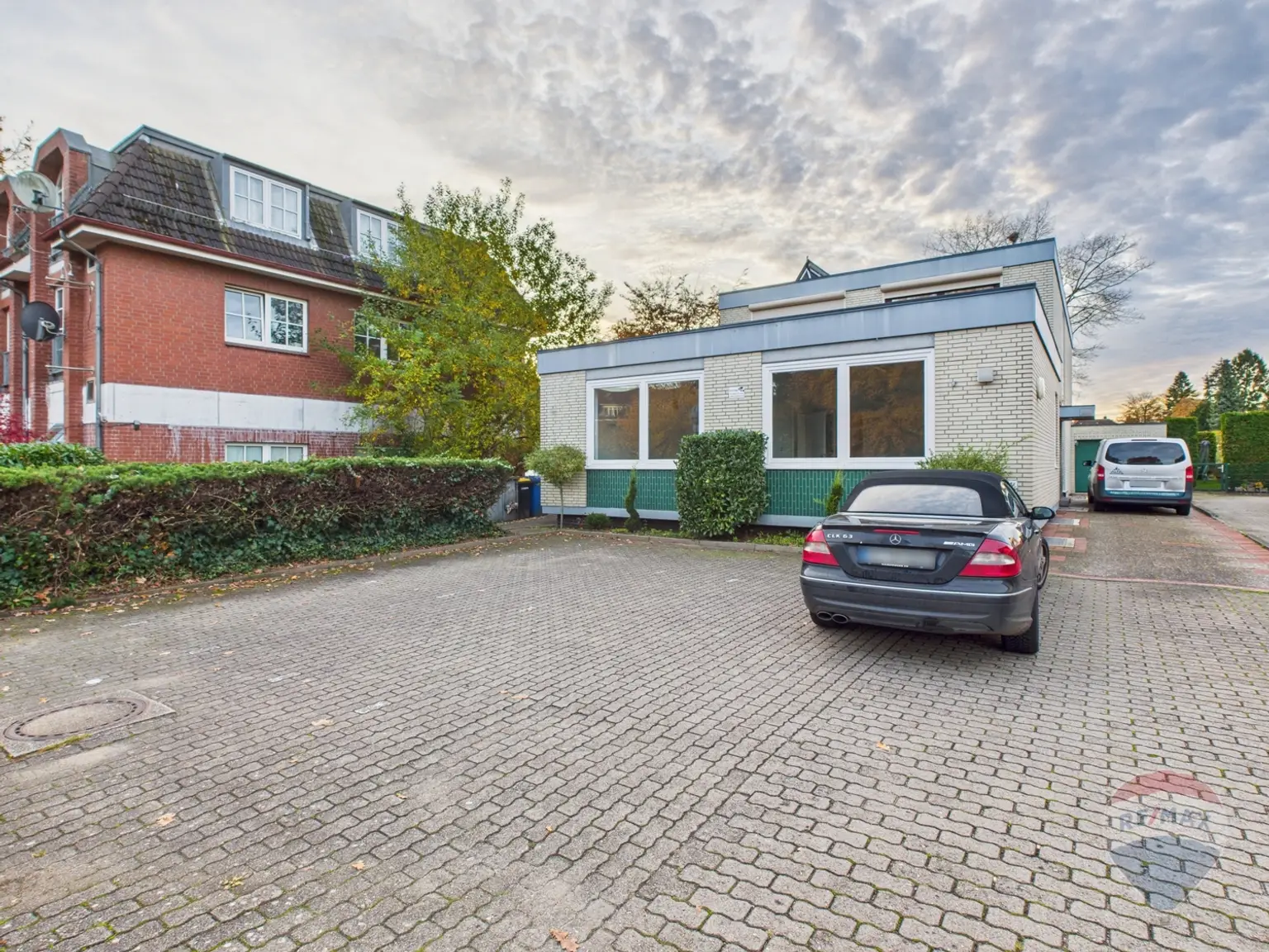 Aussenansicht mit Parkplatz