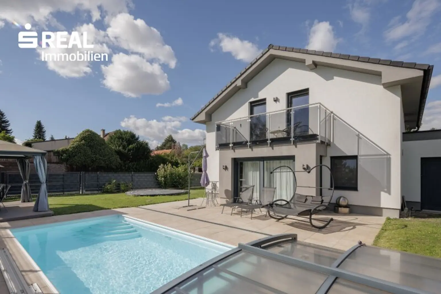 Außenansicht Haus und Pool
