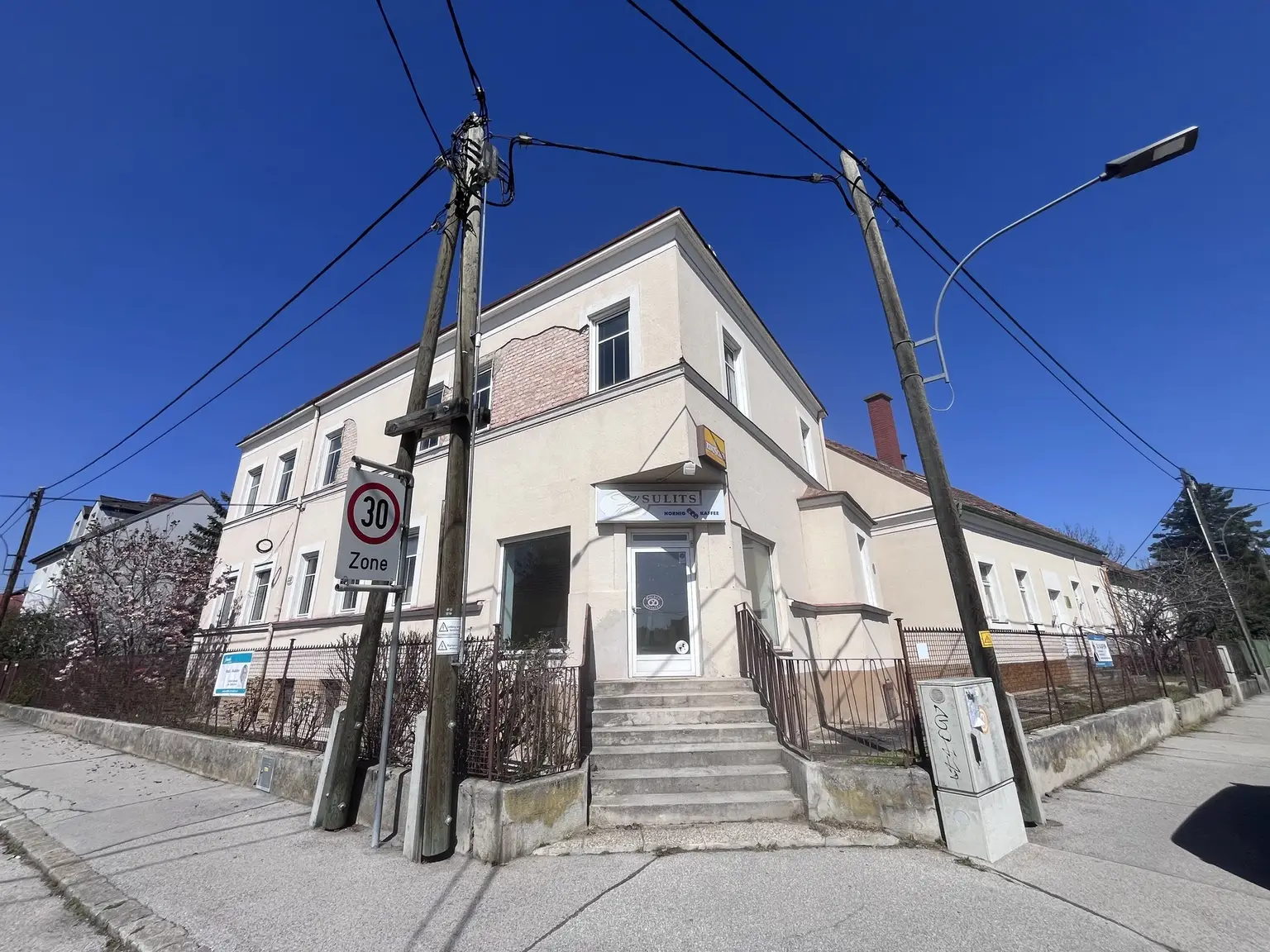 12 Zimmer Haus  mit Geschäftslokal auf 948 m2 Grundstück