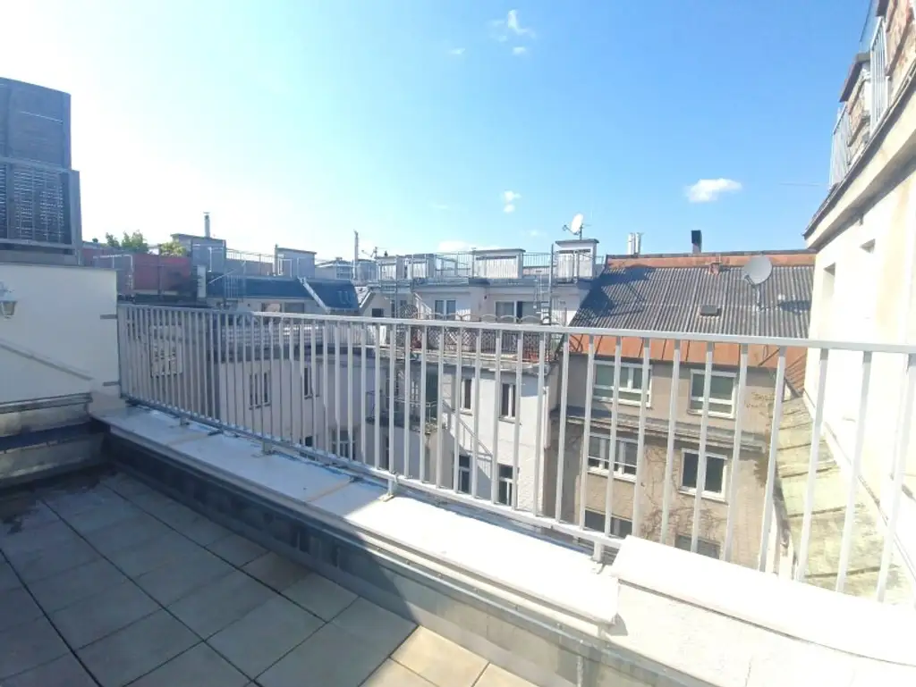Großzügige Dachgeschoss-Wohnung mit Terrasse und Innenhoflage! Nähe Servitenviertel und U4 Friedensbrücke!
