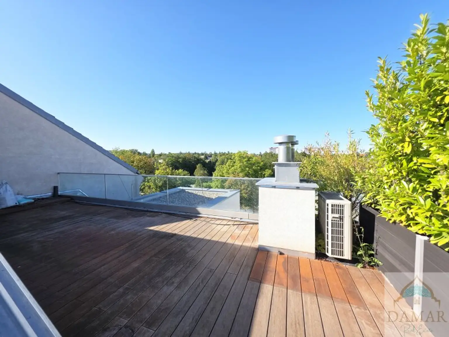 Den Arbeitsalltag im eigenen Whirlpool auf der riesigen Dachterrasse vergessen und die Seele baumeln lassen!