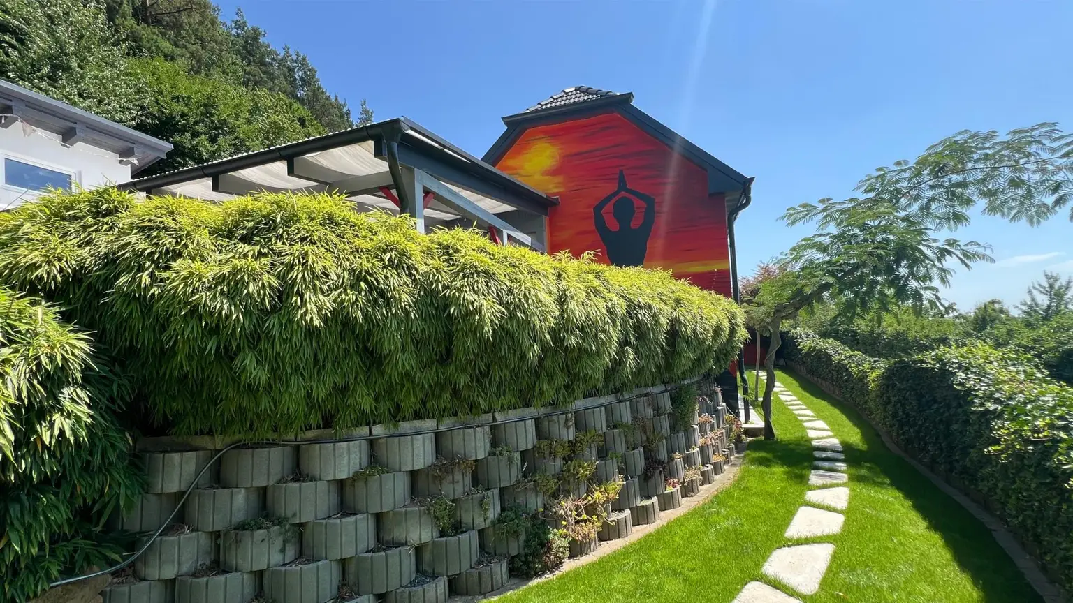 Wohnhaus mit wunderschönem Garten und Pool in erhöhter Lage!