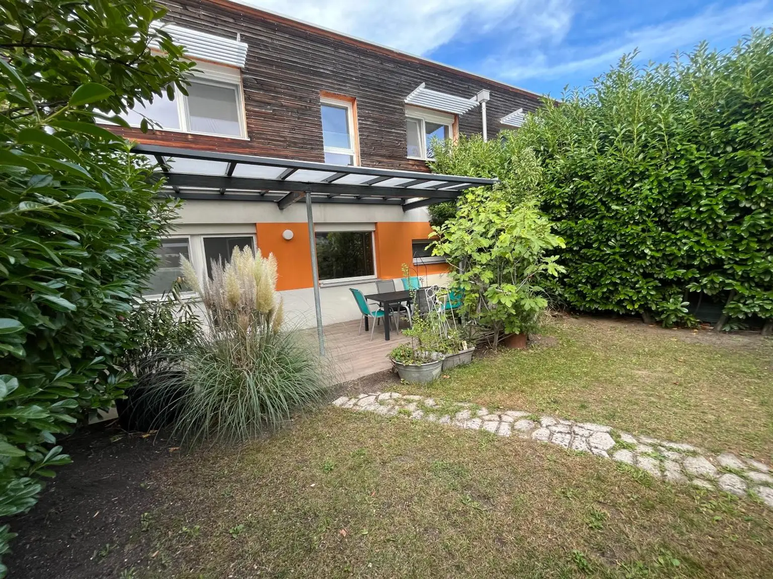 Modernisiertes wunderschönes Reihenhaus mit überdachter Terrasse und Garten