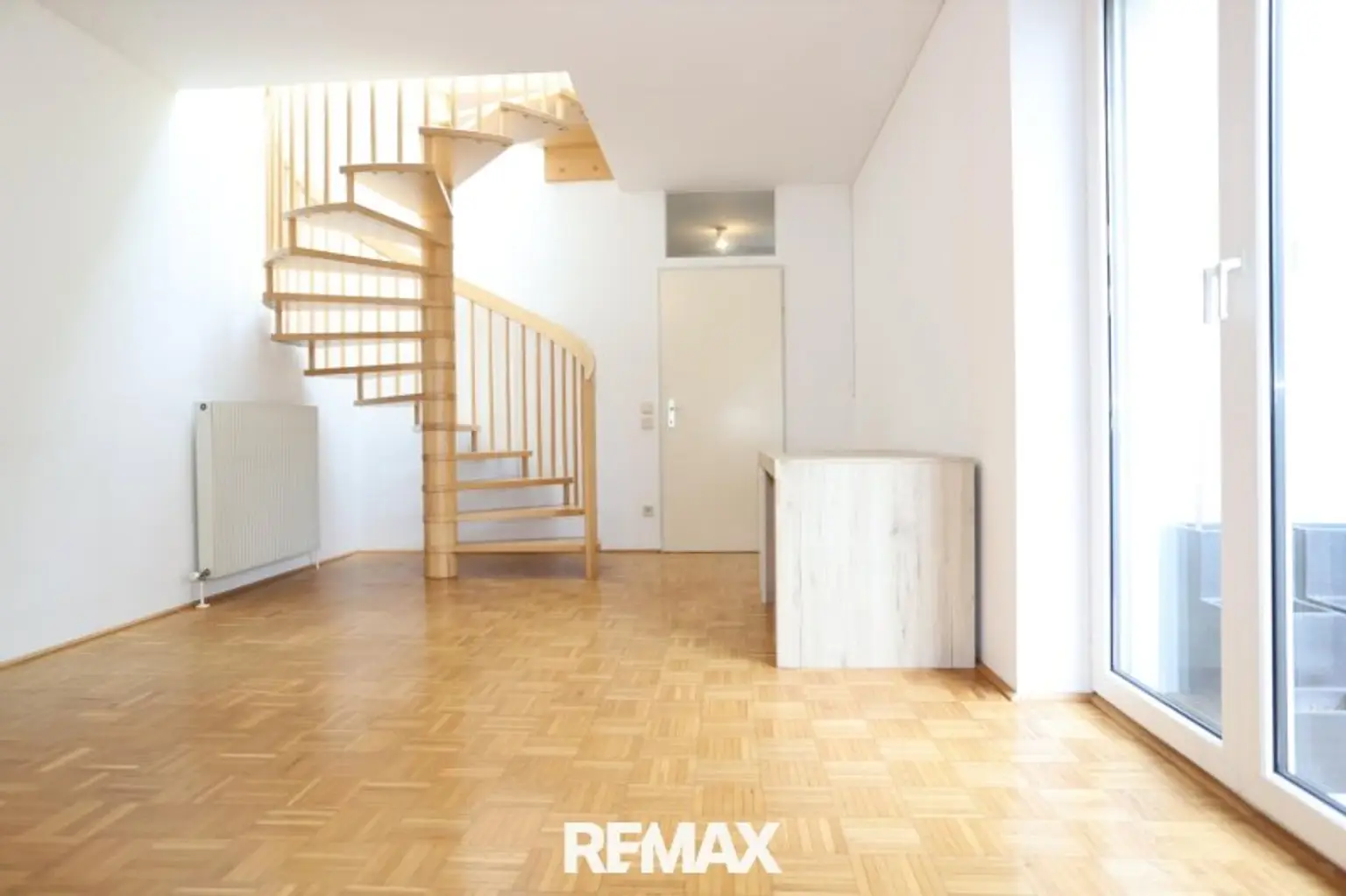 geräumiges Wohnzimmer mit Loggiaausgang