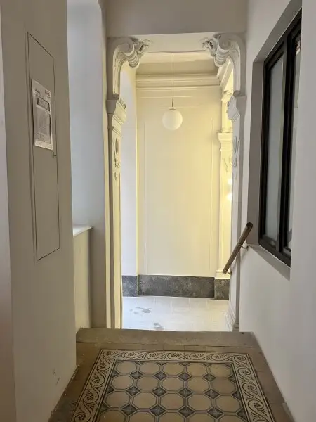 Altbau-Flair modern interpretiert: Vollsanierte 2 Zimmer Wohnung mit hofseitigem Balkon