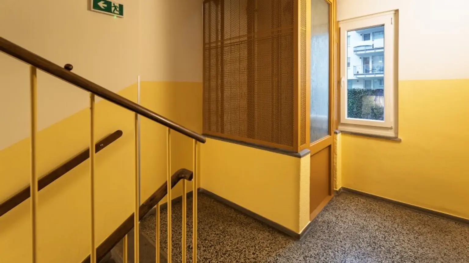 Stiegenhaus mit LIFT