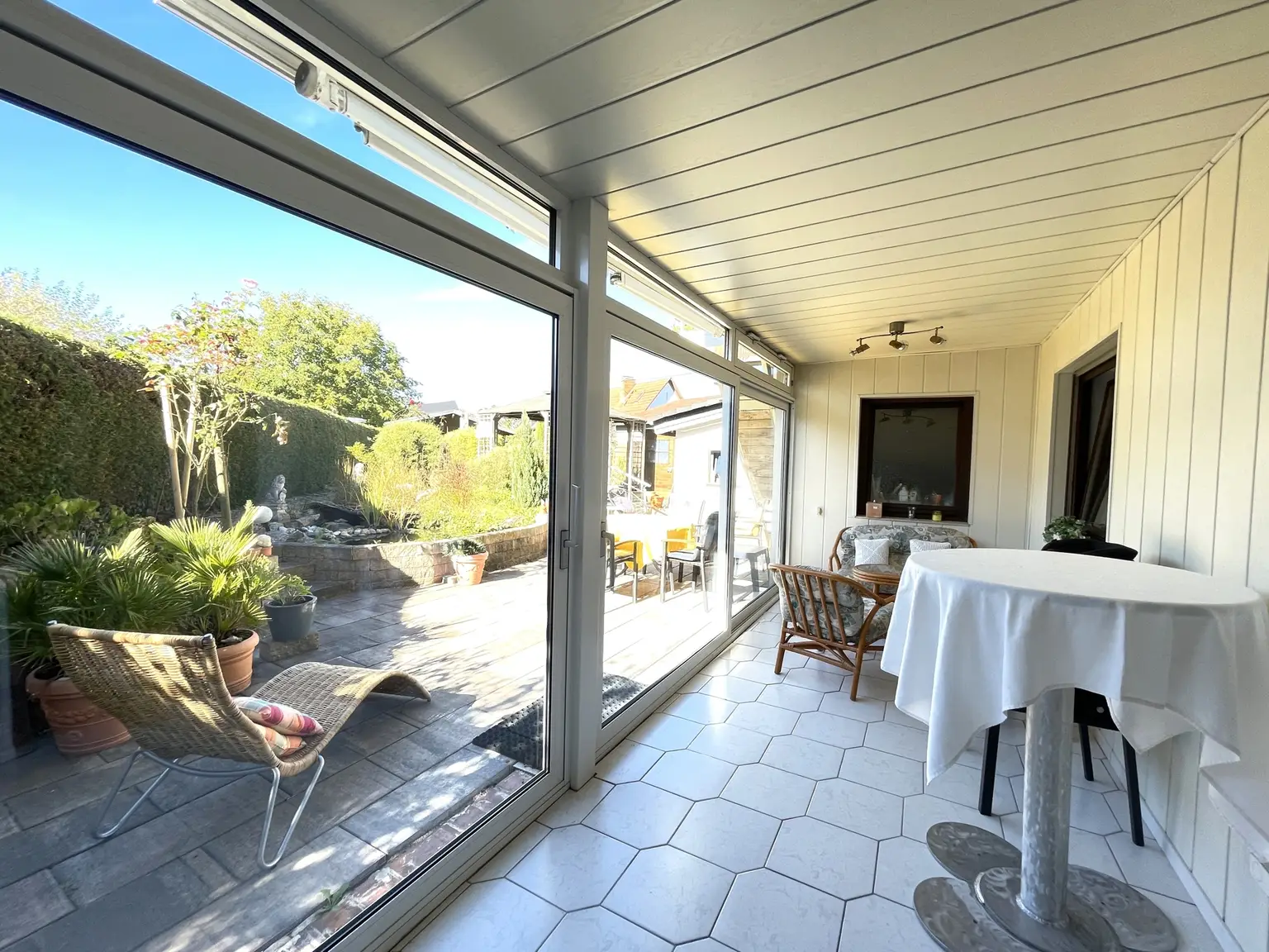 Wintergarten mit Blick zur Terrasse