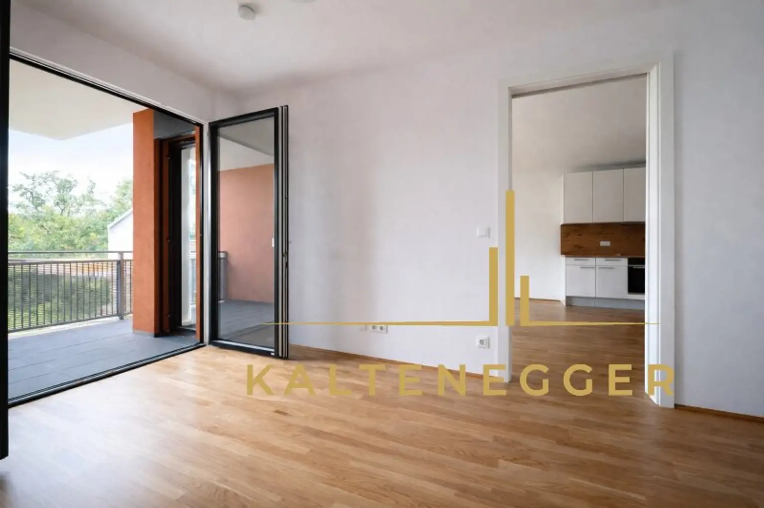 Beide Zimmer haben Zugang zum Balkon