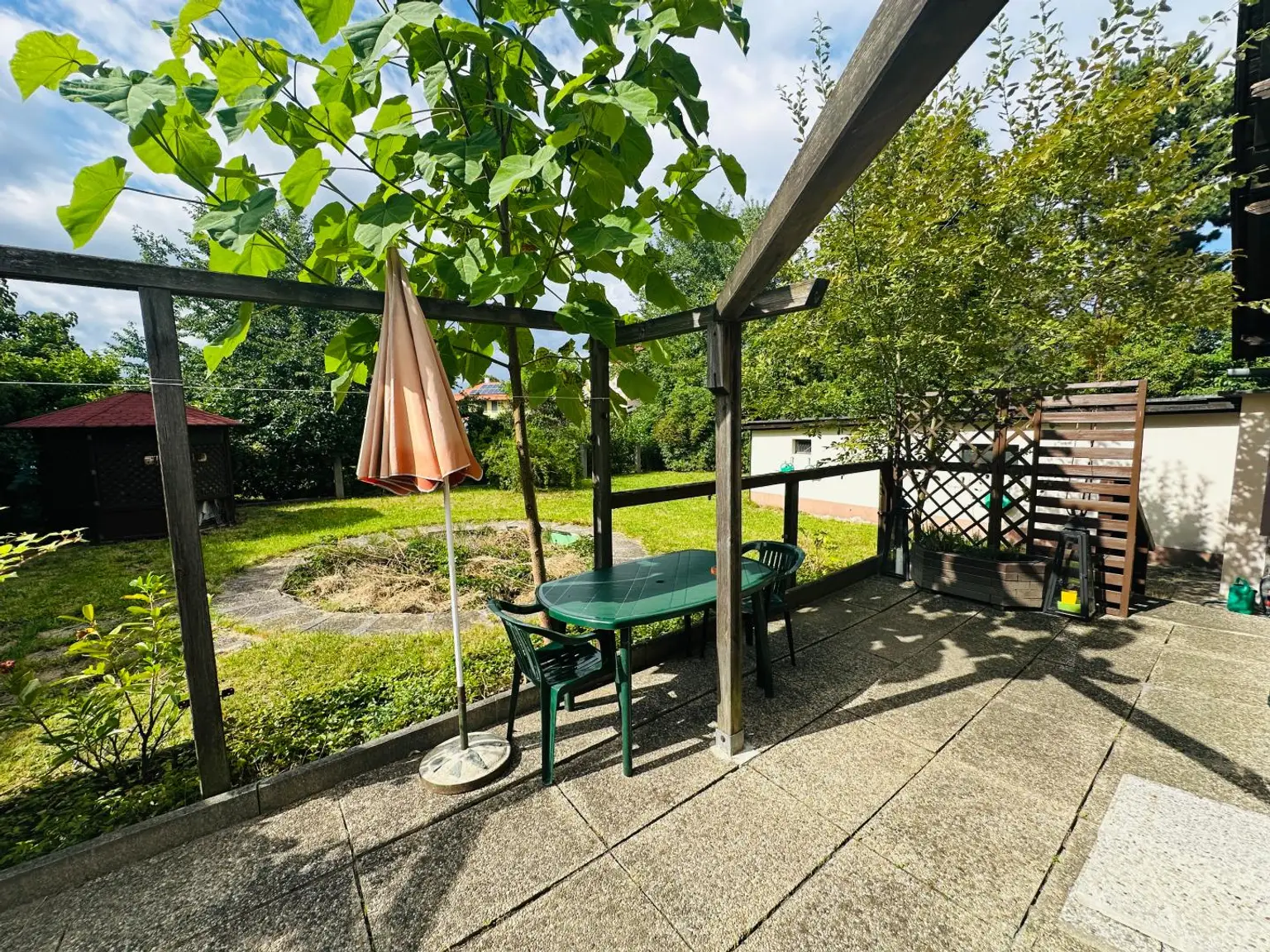 Sanierungsbedürftiges Einfamilienhaus auf großzügigem Grundstück in begehrter Lage!
