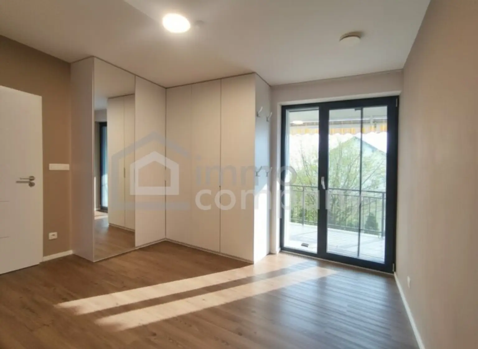 Schlafzimmer mit Ausgang auf den Balkon