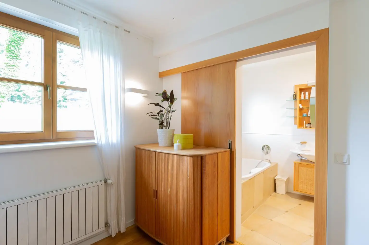 EG Schlafzimmer - mit Sicht auf Badezimmer