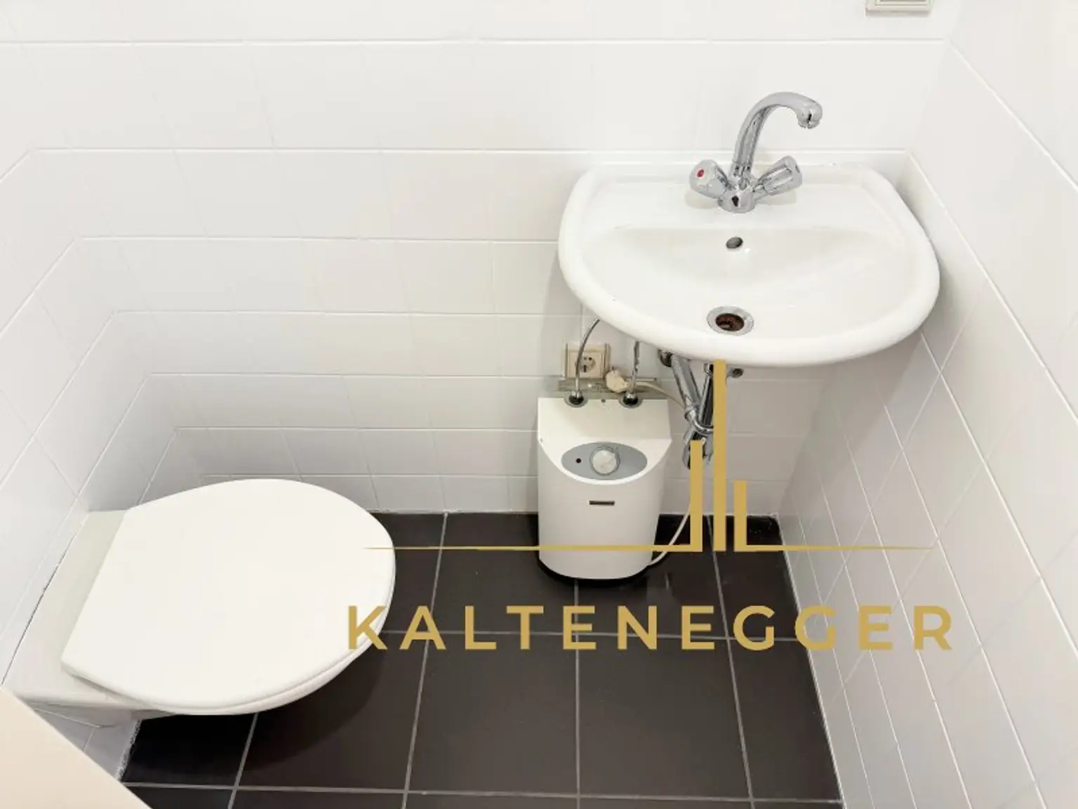 WC separat mit Handwaschbecken