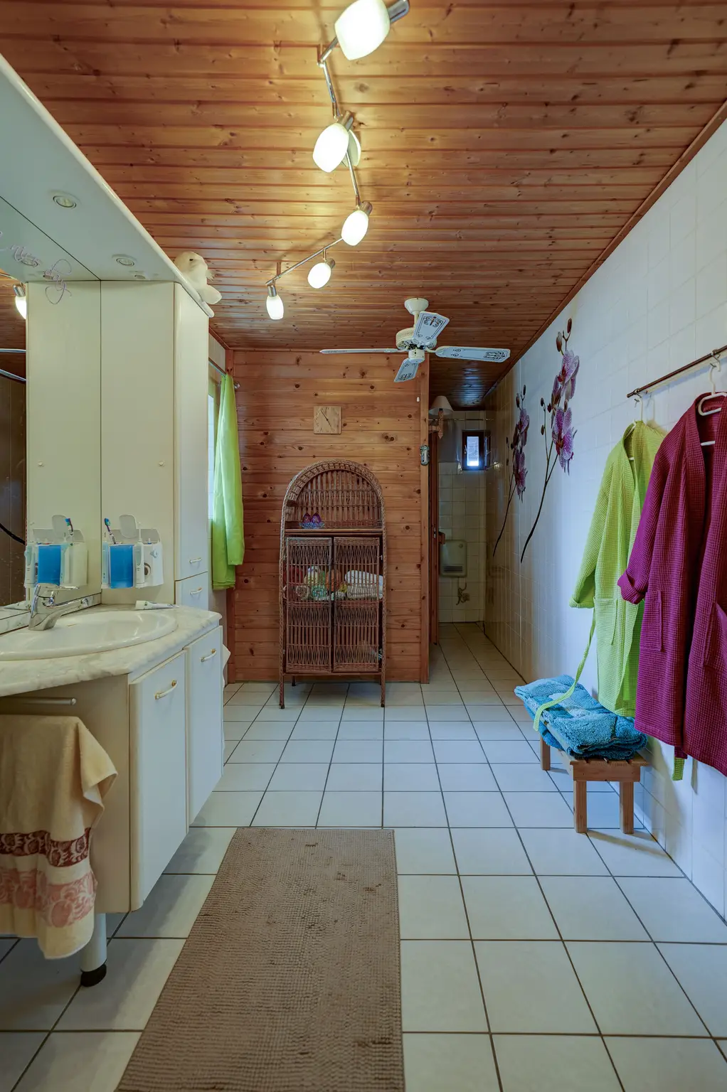 ENTWURF ** Urlaub zu Hause - Nur ca. 100 Meter vom Neufelder See entfernt – charmantes Haus auf Pachtgrund + Pool, Sauna & Gästezimmer ** ENTWURF