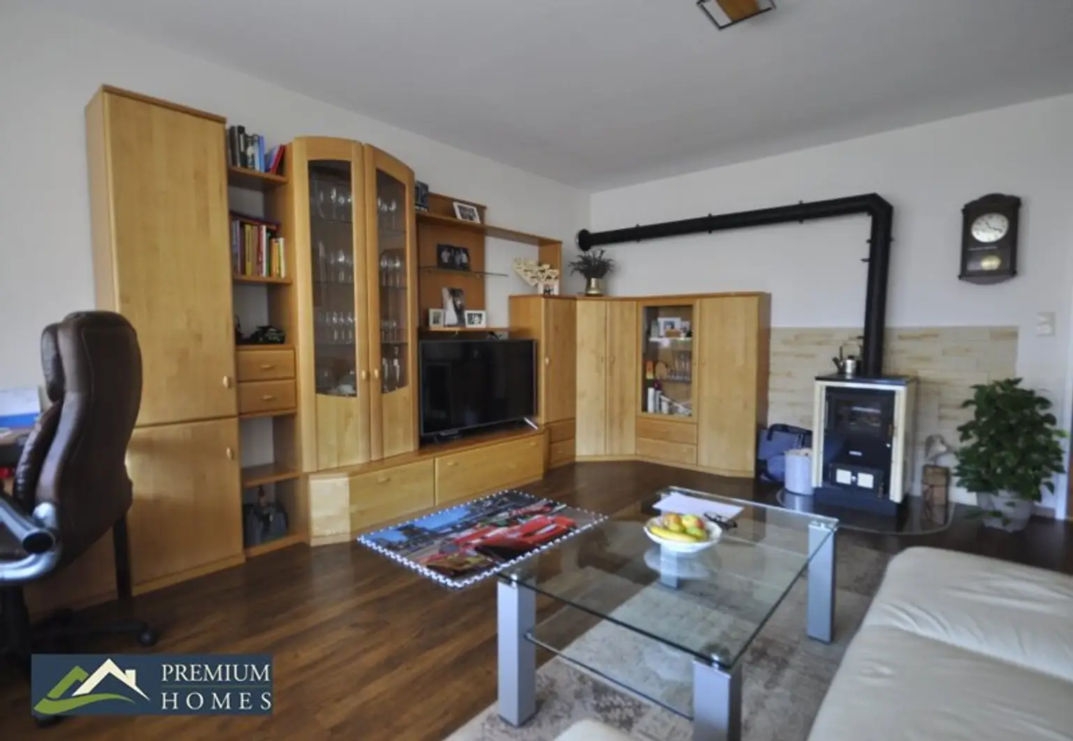 Wohnzimmer mit Blick auf den Ofen