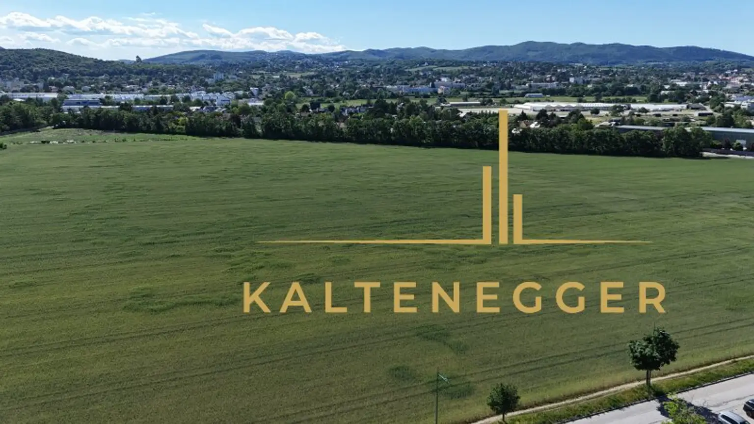 Freier Blick über das rund 11,7 ha große Feld Richtung Anninger