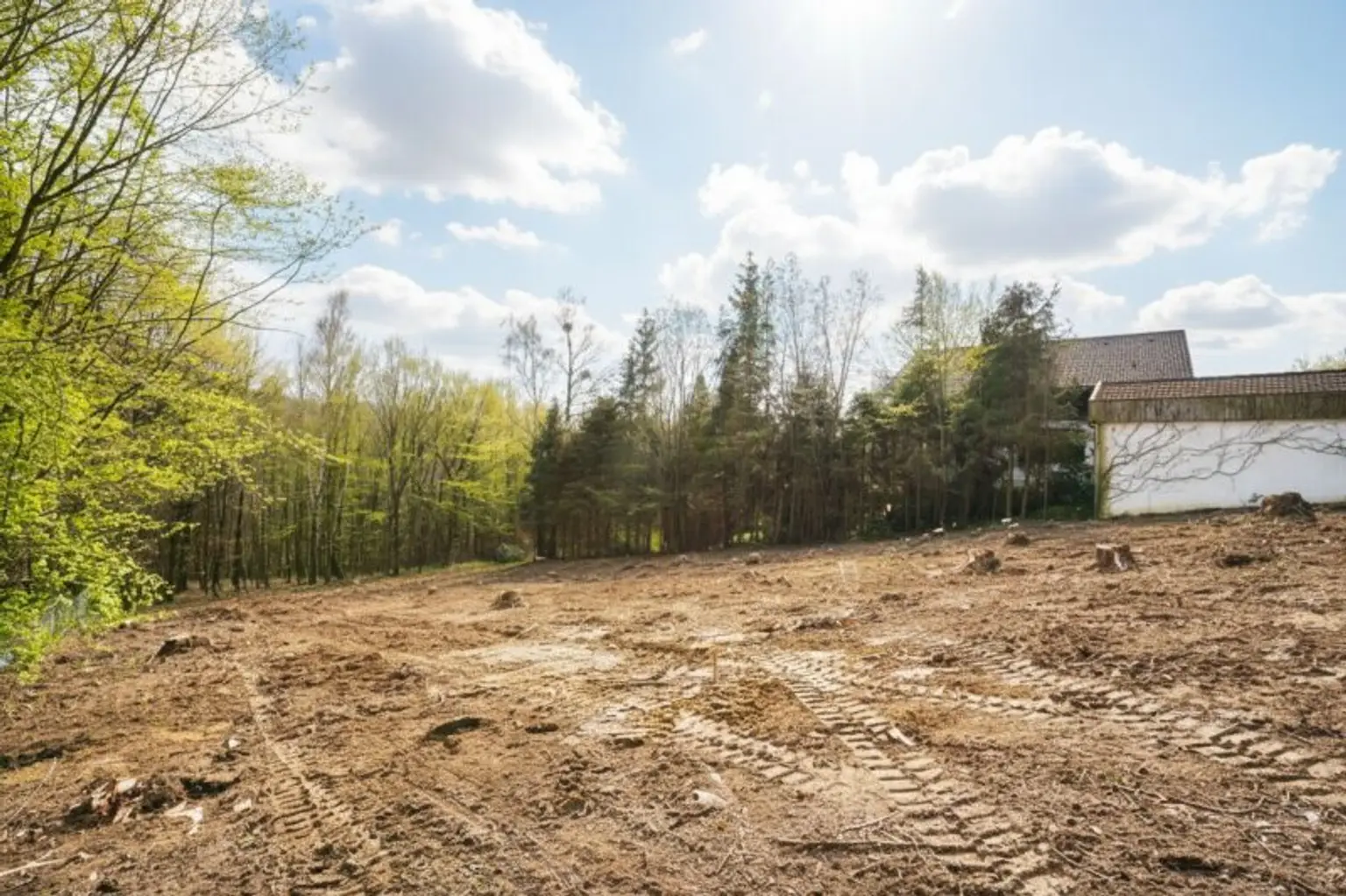 vom nordostseitigen Grundstückseck über das Grundstück