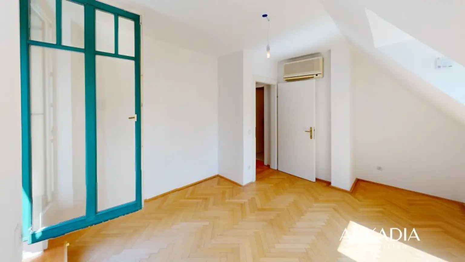 Elegante Dachgeschosswohnung mit Gartenblick, Terrassen und Garage