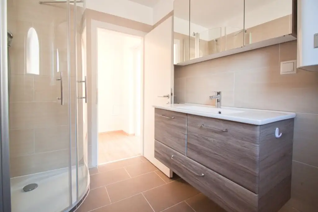 Gepflegtes, charmantes Haus im schönen Fischamend | ca. 122 m² Wohnfläche auf einer Ebene | 5 Zimmer | Garten & Garage