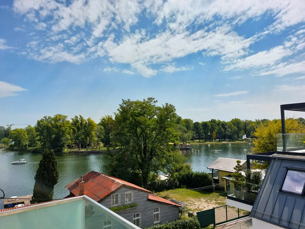 Wohnen deluxe. Prachtvolle 2-stöckige Dachgeschosswohnung mit 167 m² in absoluter Bestlage an der Alten Donau