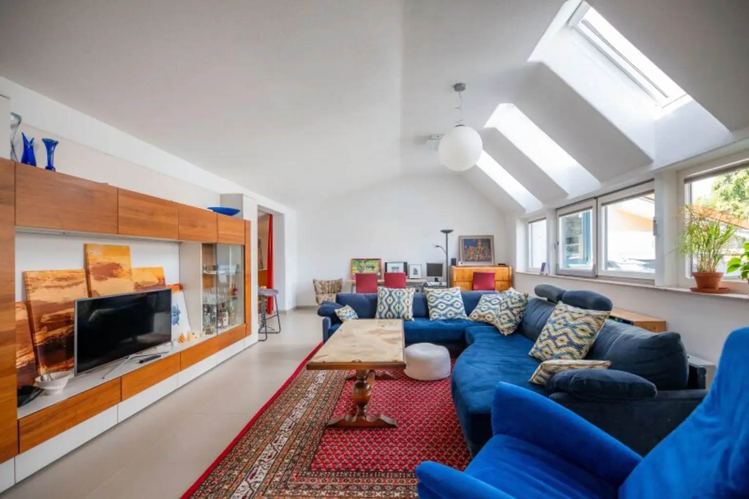 Dachgeschosswohnung in Ruhelage mit traumhaftem Grünblick, eigenem Garten und Garage