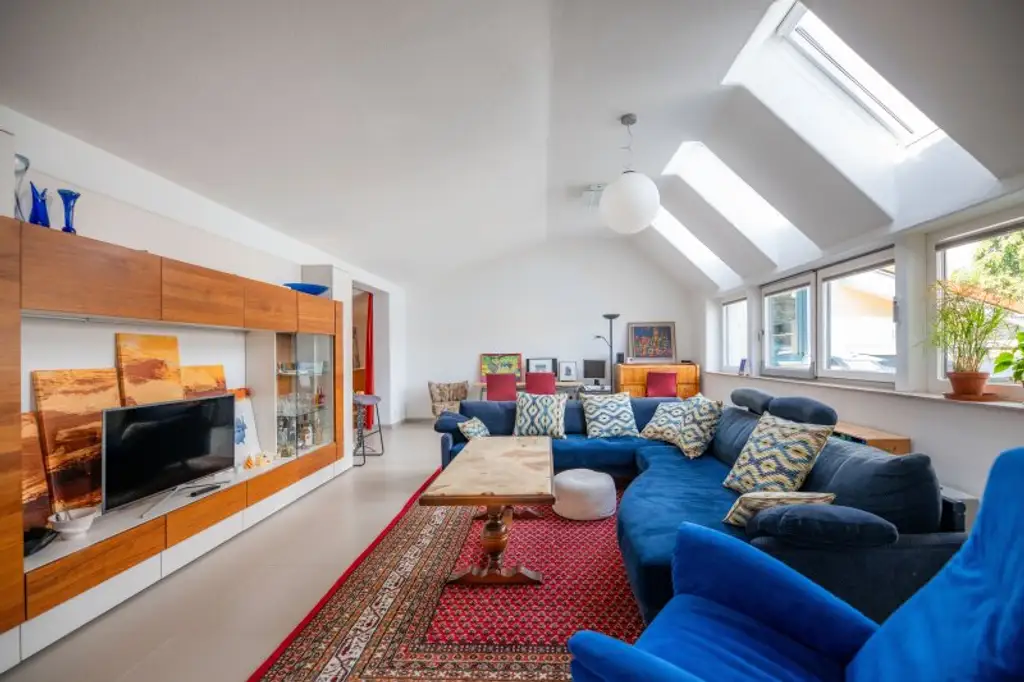 Dachgeschosswohnung in Ruhelage mit traumhaftem Grünblick, eigenem Garten und Garage