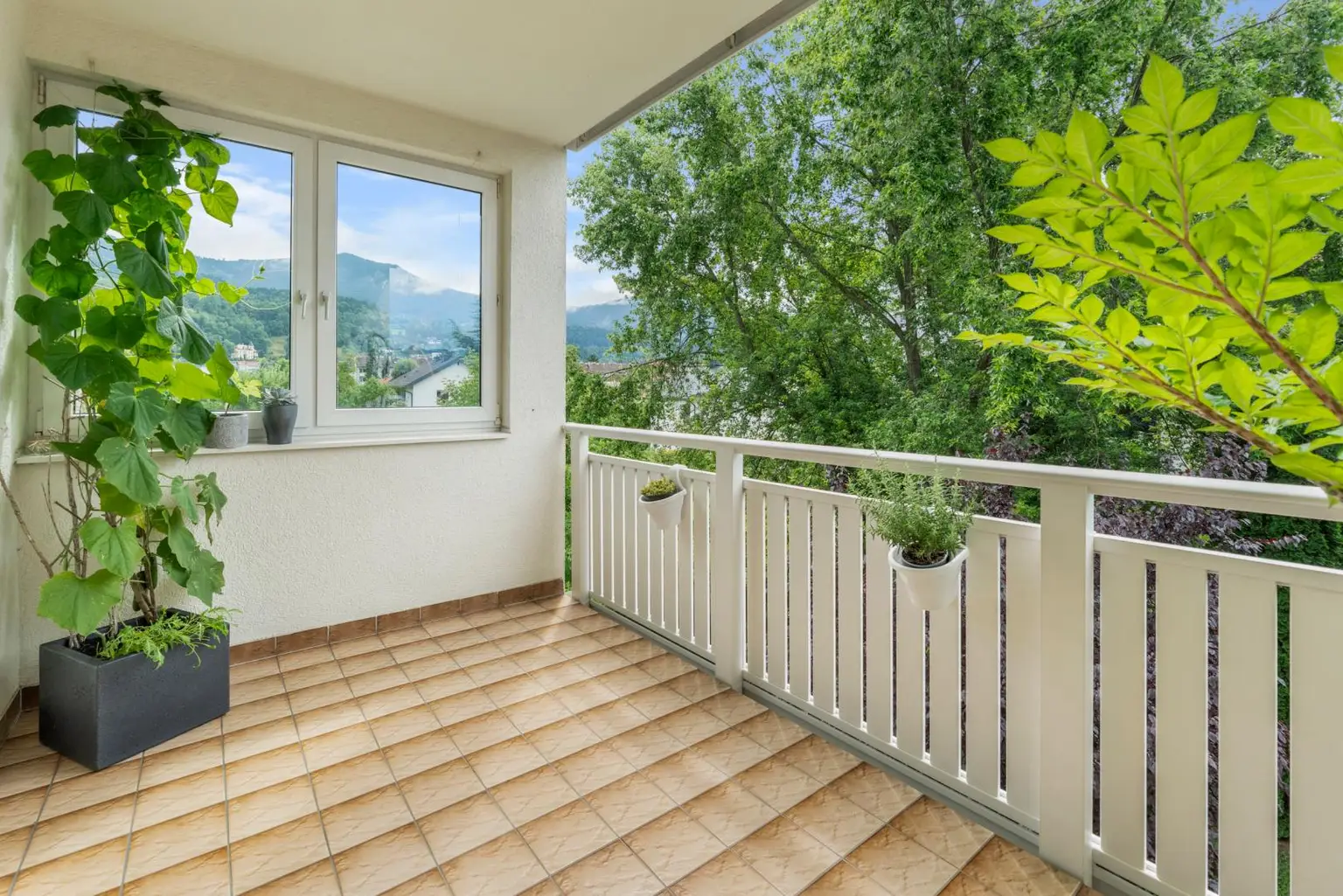 Ihr künftiger Wohntraum: Moderne, neu renovierte 3,5-Zimmer-Wohnung mit Loggia in ruhiger, zentraler Lage