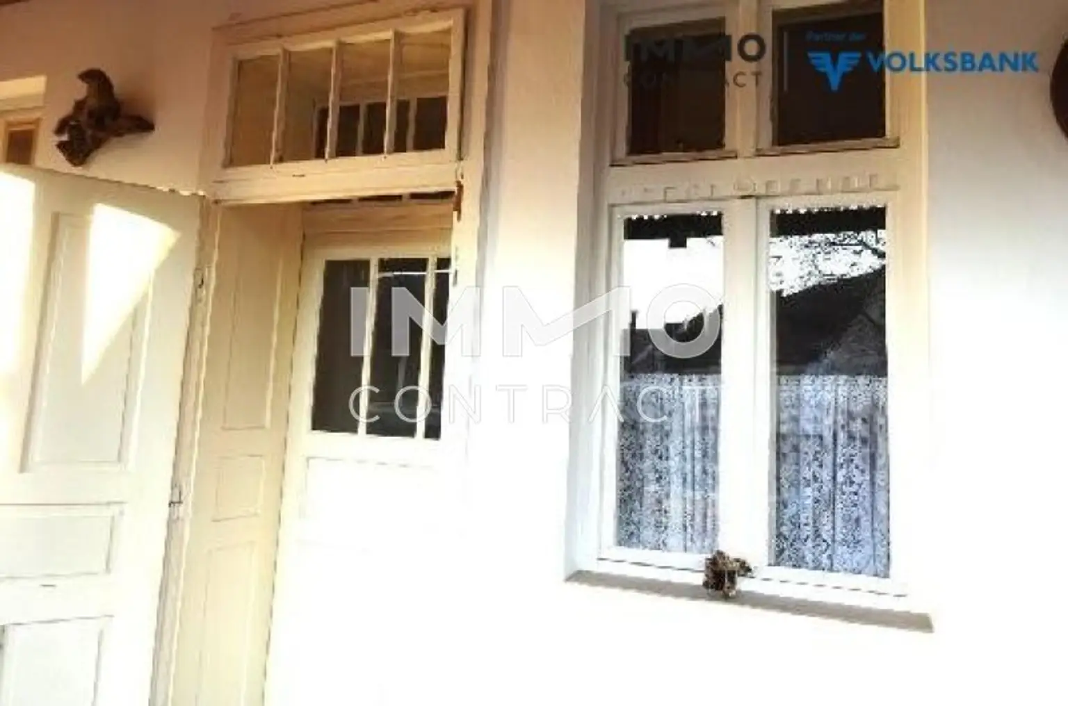 Antike Massivholztüren und Fenster zu den Zimmern