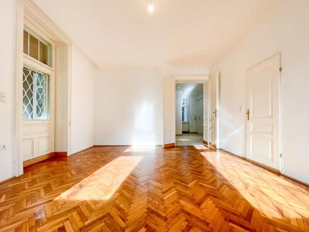 NÄHE LAINZER TIERGARTEN: Charmante 3-Zimmer-Gartenwohnung mit 218m² privater Grünfläche