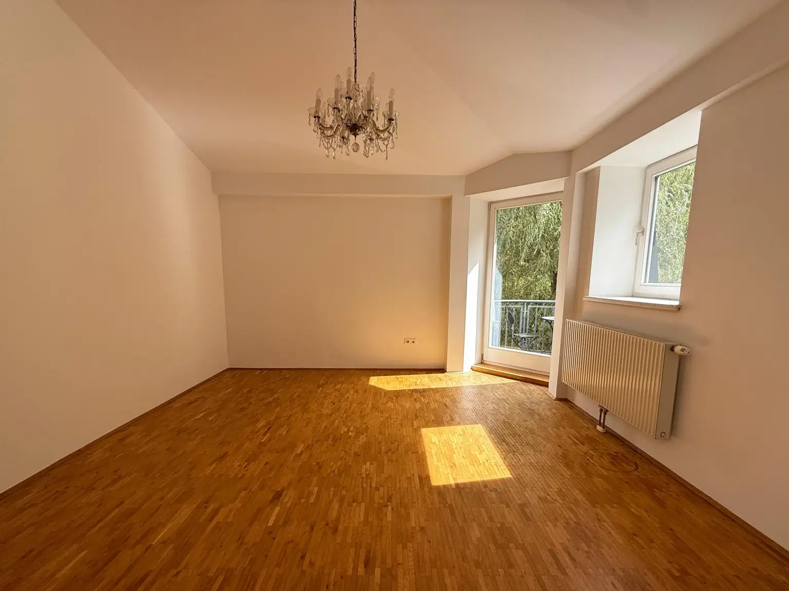 Exklusives Dachgeschoß-Juwel in historischem Gebäude mit großem Gartenanteil