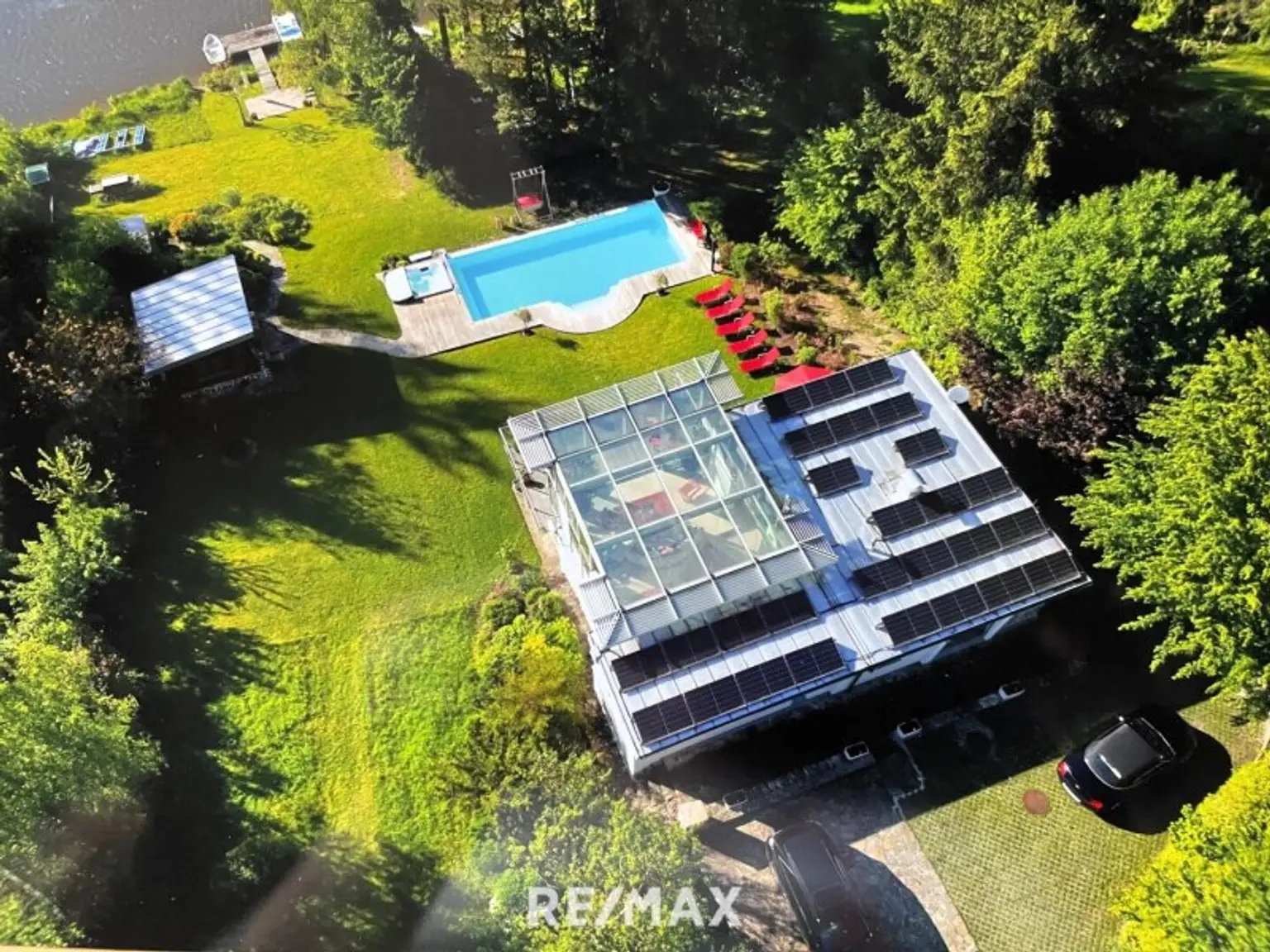 Villa, Pool, Garten und Seezugang