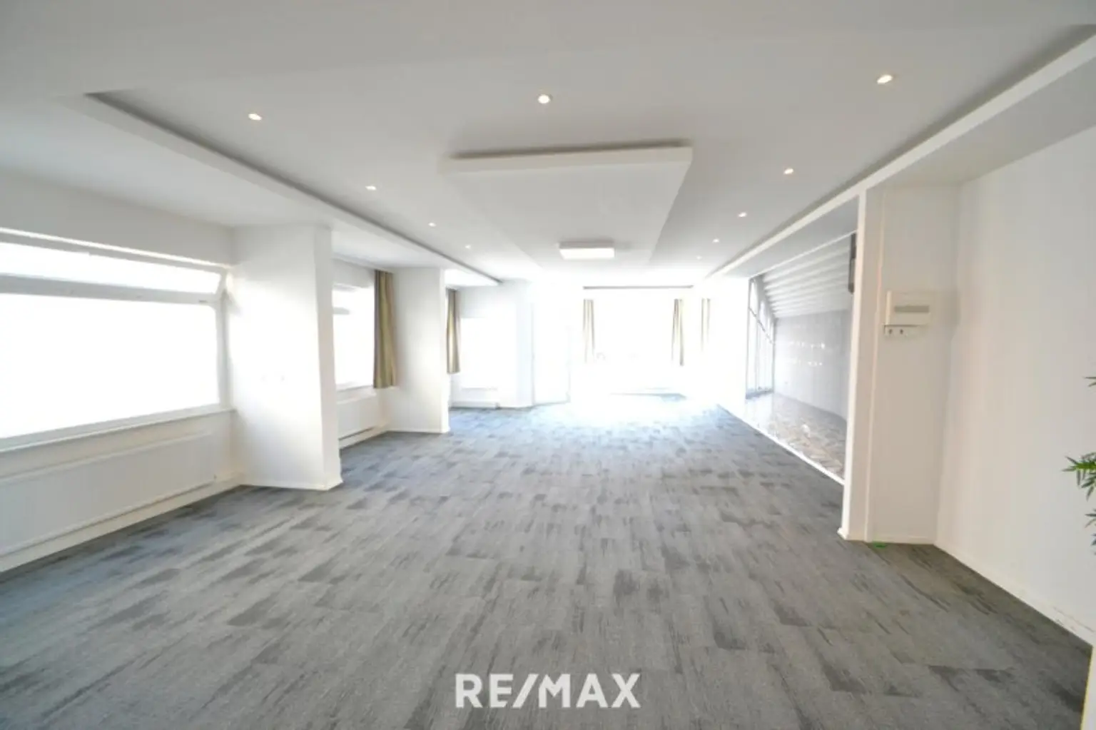 Großraum von 2 Seiten begehbar