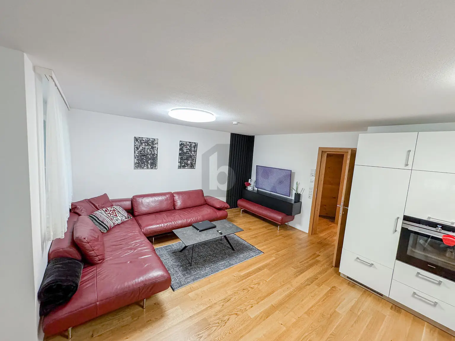 GERÄUMIGE WOHNUNG IN TOP LAGE MIT BALKON