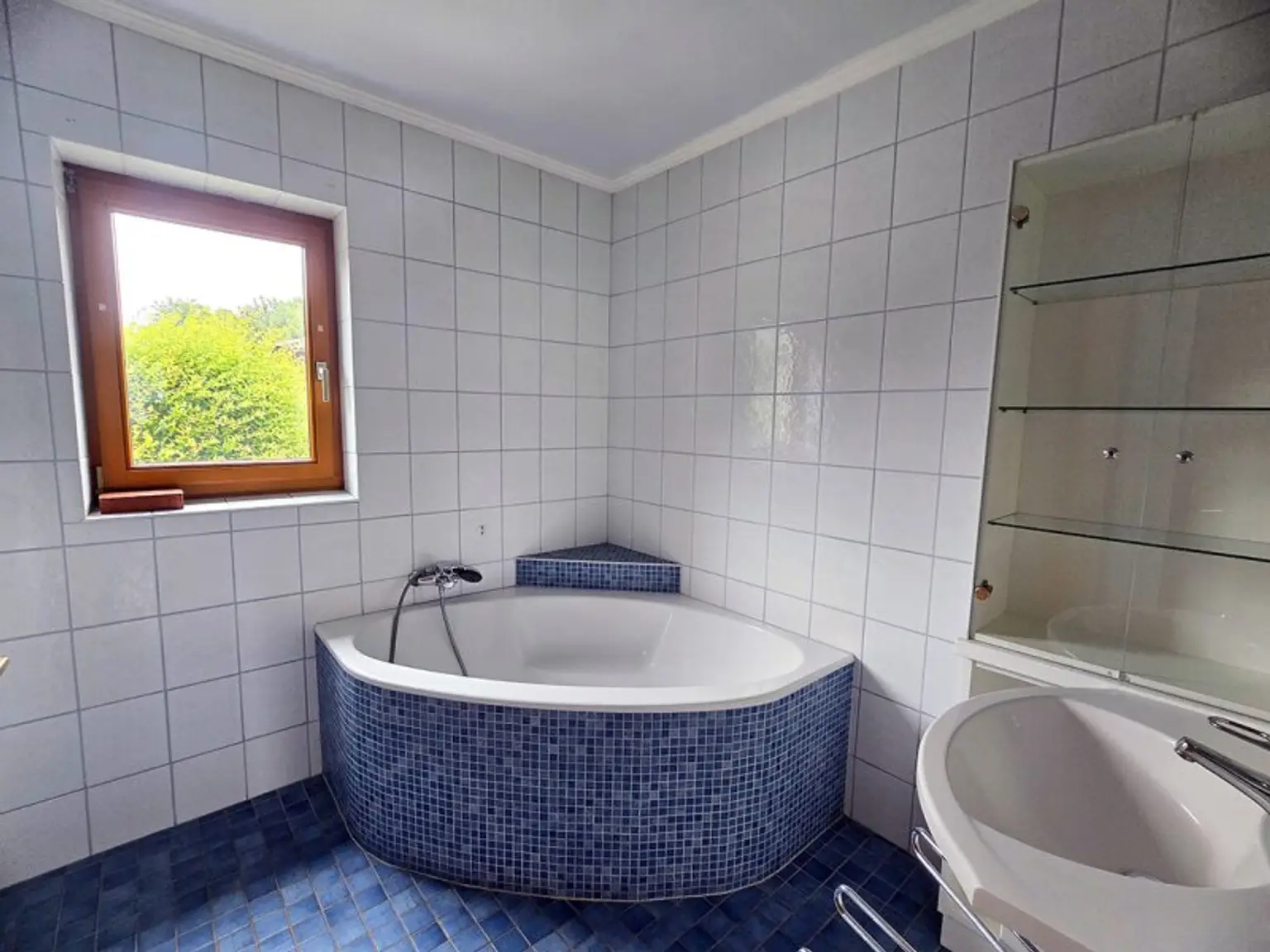 *** ERDWÄRME-HEIZUNG *** WINTERGARTEN *** SAUNA *** und vieles mehr....