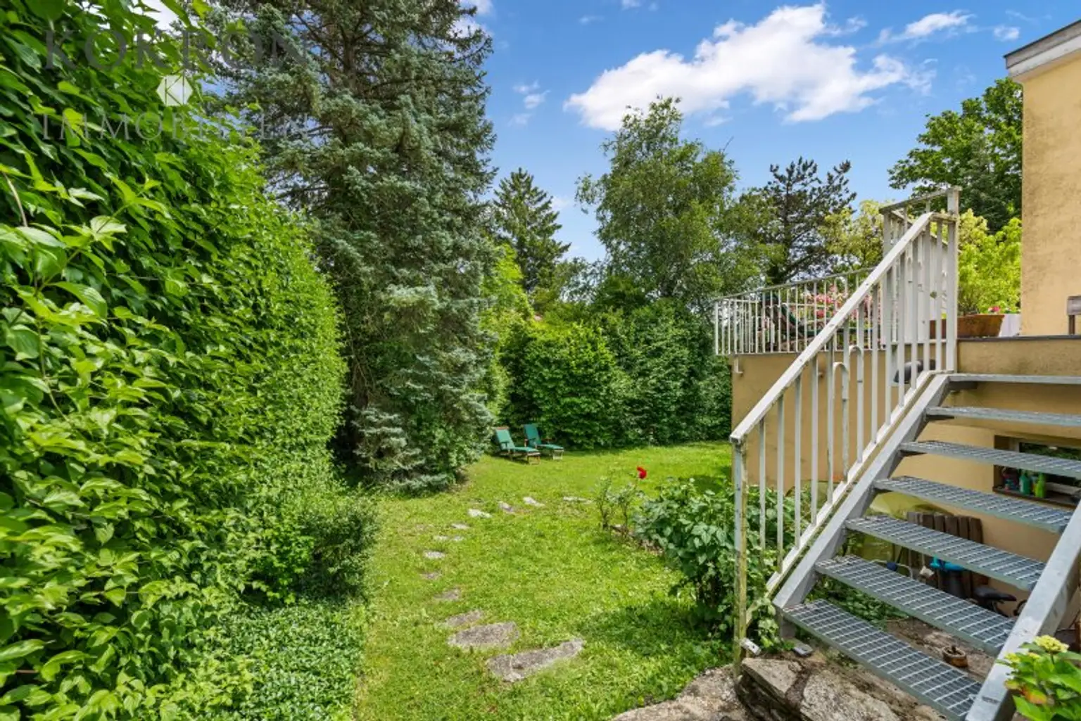 Gartenfläche rund ums Haus