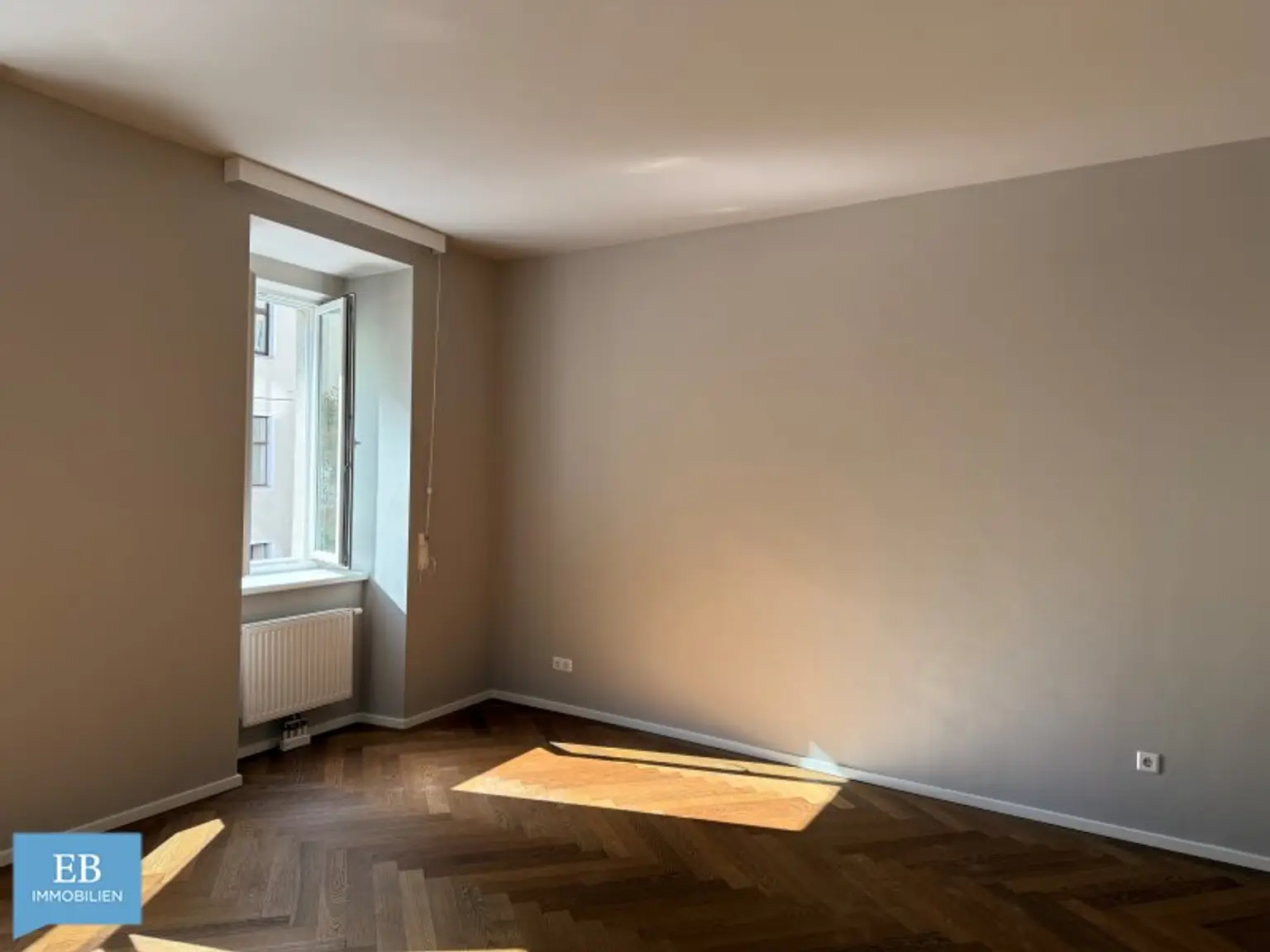 Helle Familienwohnung mit feiner Farbwelt und Fitnessraum im Haus